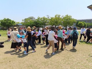 遠足で遊んでいる子どもたちの写真