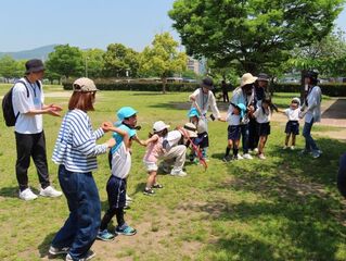 遠足で遊んでいる子どもたちの写真