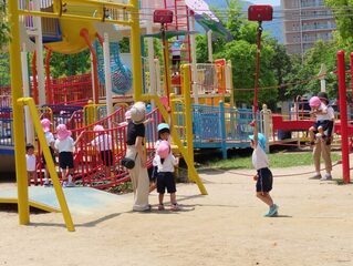 遠足で遊んでいる子どもたちの写真