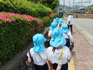 図書館から幼稚園へ帰る子どもたちの写真