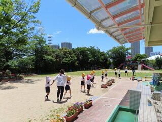 避難訓練をしている子どもたちの写真