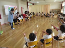 誕生会に参加している子どもたちの写真