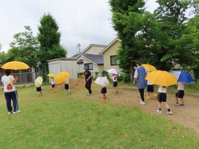 雨の散歩をしている子どもたちの写真