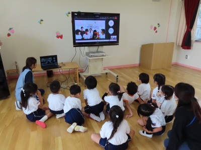 テレビ電話をしている子どもたちの写真