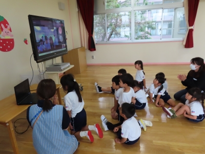 テレビ電話をしている子どもたちの写真