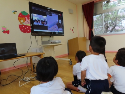 テレビ電話をしている子どもたちの写真