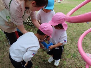 虫を見つけた子どもたちの写真