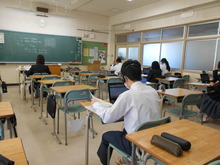 端末を操作する写真