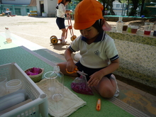 ビニール袋を切っている写真