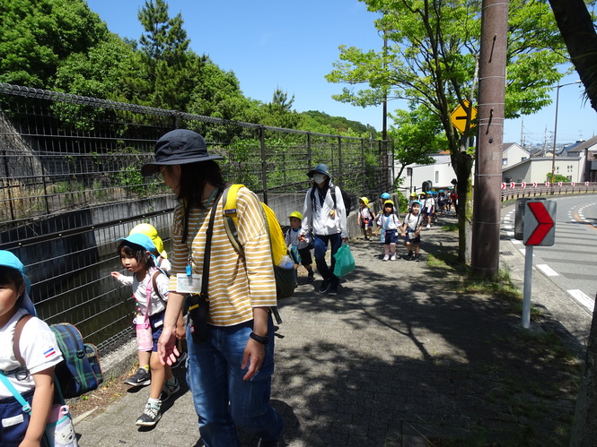 幼稚園に向かって歩いているところ