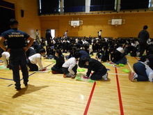 説明を受ける写真