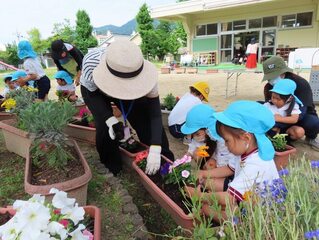 花の苗植えをしている子どもたちの写真