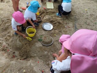 すみれ組の作ったケーキを見ている子どもたちの写真