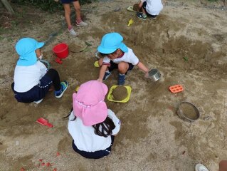 もも組のケーキを作っている子どもたちの写真