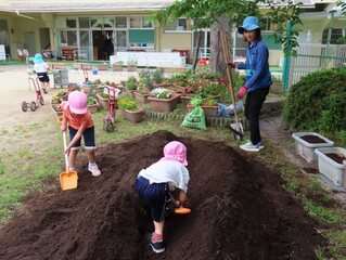 土づくりをしている子どもたちの写真