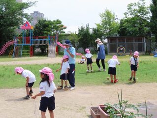 パカポコをしている子どもたちの写真