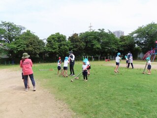 竹馬をしている子どもたちの写真