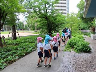 遠足に出かけている子どもたちの写真