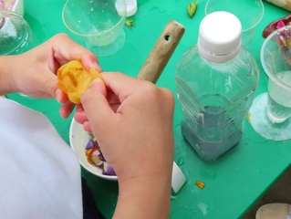梅のジュースを作っている子どもたちの写真