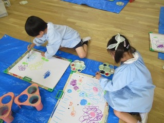 アジサイを描いている子どもたちの写真