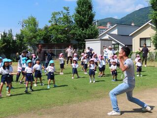 体操をしている子どもたちと保護者の写真