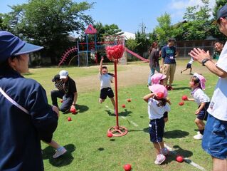 玉入れをしている子どもたちと保護者の写真