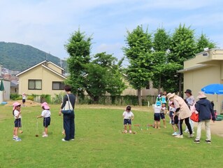 運動遊具に挑戦している子どもたちの写真