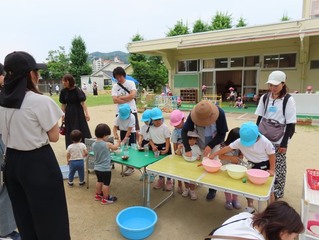 ジュースや泡づくりをしている子どもたちの写真