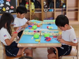 七夕飾りを作っている子どもたちの写真