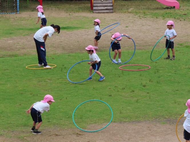 フープで遊んでいる子どもたちの写真