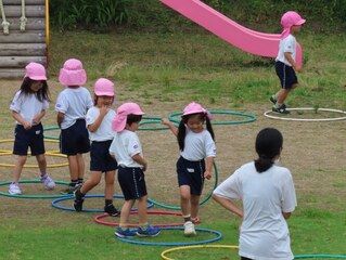 フープで遊んでいる子どもたちの写真