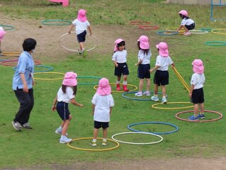 フープで遊んでいる子どもたちの写真