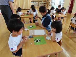 囲碁で遊んでいる子どもたちの写真