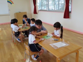 囲碁で遊んでいる子どもたちの写真