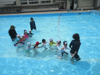 プール遊びをしている子どもたちの写真
