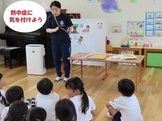 保健指導を受けている子どもたちの写真