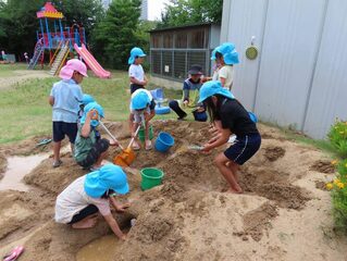 土山で遊んでいる子どもたちの写真