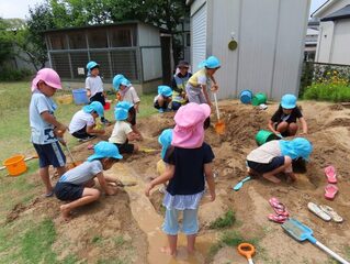土山で遊んでいる子どもたちの写真