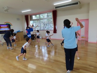 千吉音頭を踊っている子どもたちの写真