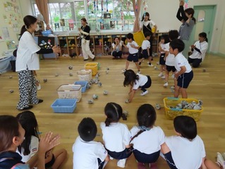 新聞紙で遊んでいる子どもたちの写真