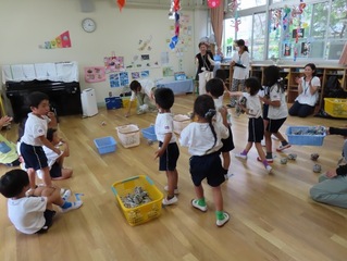 新聞紙で遊んでいる子どもたちの写真