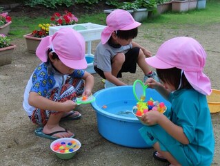 水遊びをしている子どもたちの写真