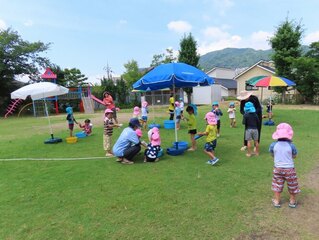 水遊びをしている子どもたちの写真