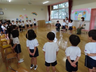 誕生会に参加している子どもたちの写真