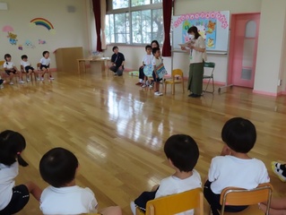 誕生会に参加している子どもたちの写真