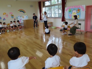 誕生会に参加している子どもたちの写真