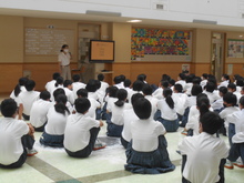 画面を見ている写真