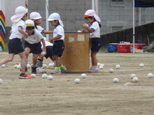 玉入れ片付け競走