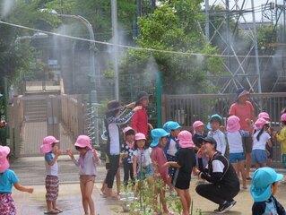 水遊びをしている子どもたちの写真