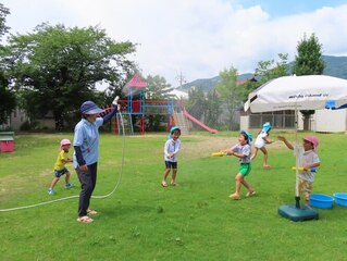 水遊びをしている子どもたちの写真